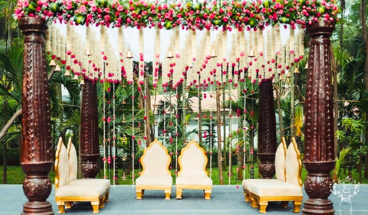 Rose Garland Decorations to a Royal Touch